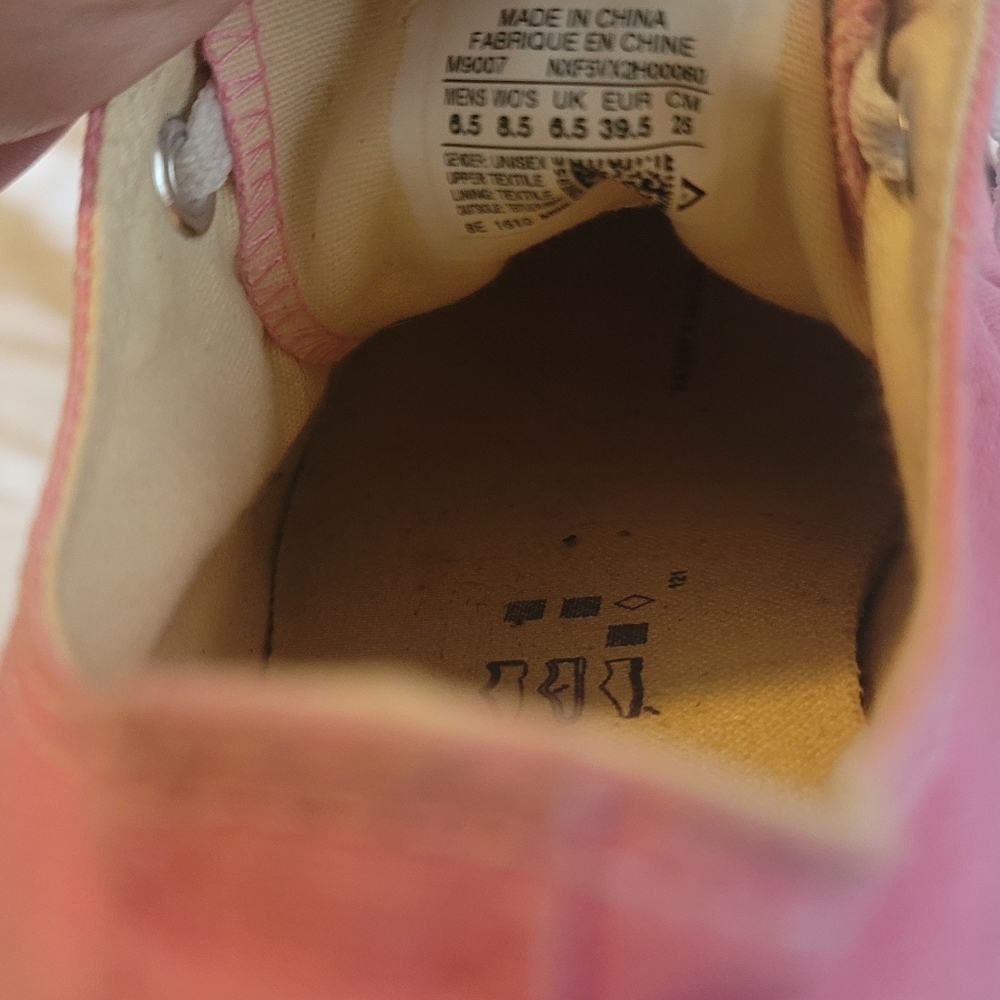 Men's pink convers sixe 6.5 or women's 8.5
